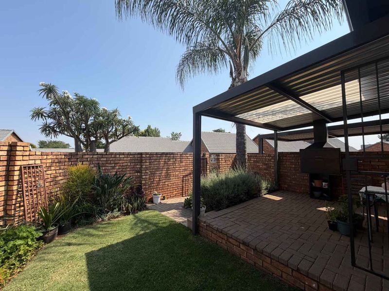 Tranquil Oasis: Lovely 2-Bedroom Townhouse with a patio and pretty garden! - Photo 6