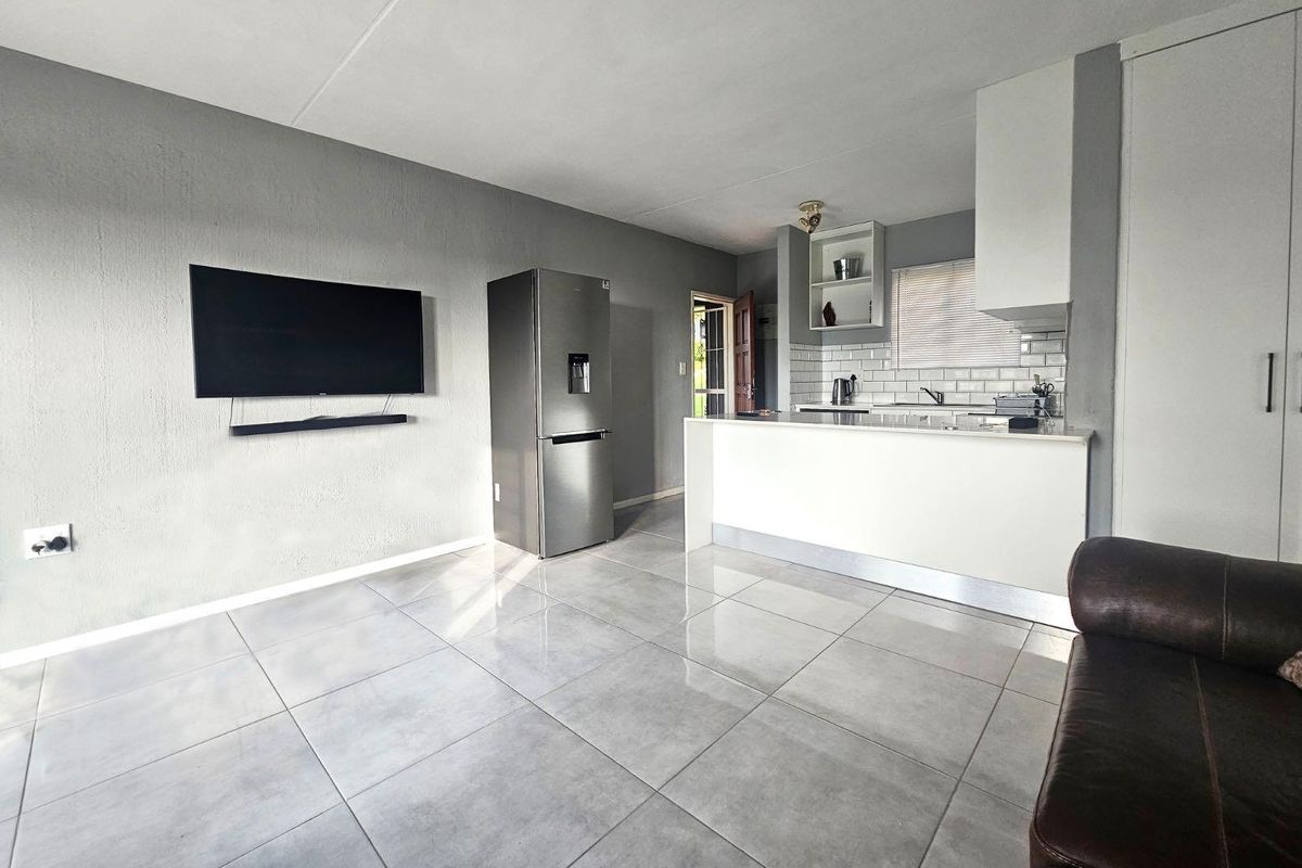 Introducing a Spectacular Renovated GROUND FLOOR Apartment in Radiokop - Photo 4