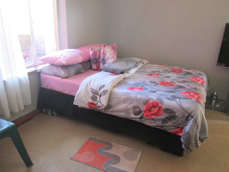 BEAUTIFUL ONE AND HALF [1.5 ] BEDROOM APARTMENT FOR SALE IN PRETORIA WEST BARGAIN - Photo 10
