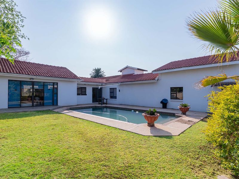 SPACIOUS FAMILY HOME IN ENCLOSURE - Photo 5