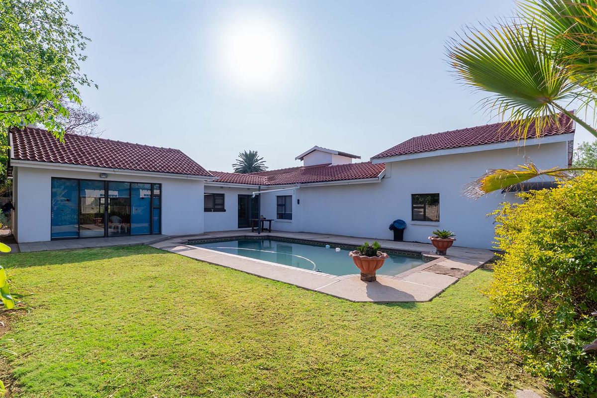 SPACIOUS FAMILY HOME IN ENCLOSURE - Photo 5