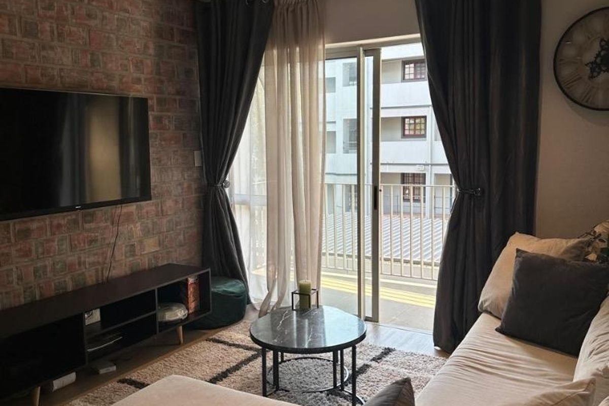 2-Bedroom Fully Furnished Apartment Near Campus - Stellenbosch - Photo 2