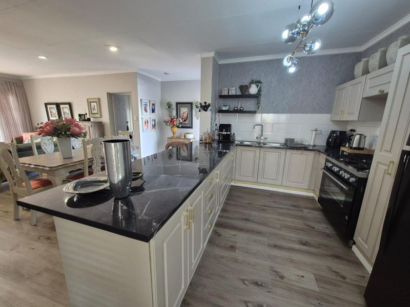 Retire in comfort and sophisticated style - Photo 2