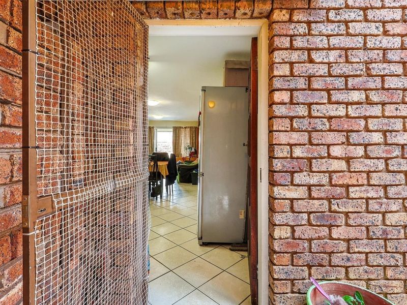 Exclusive Mandate – 2 Bedroom Townhouse with Single Garage - Photo 3