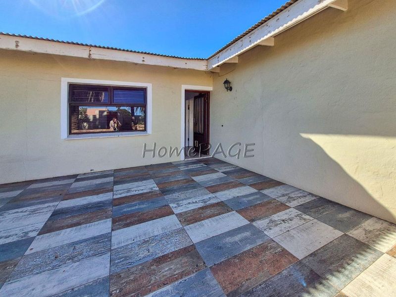 Meersig, Walvis Bay:  Attractive VERY NEAT 5 Bedr home with Flat is for Sale - Photo 3