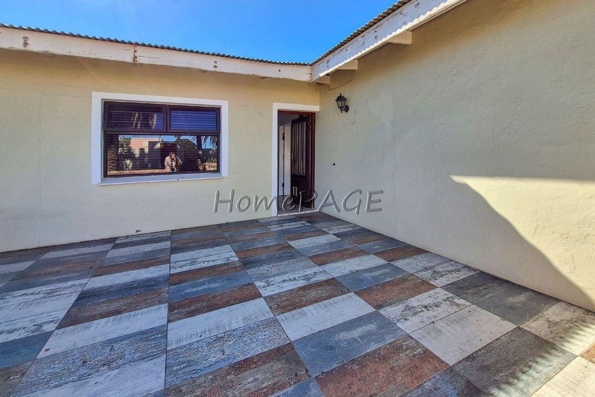 Meersig, Walvis Bay:  Attractive VERY NEAT 5 Bedr home with Flat is for Sale - Photo 3