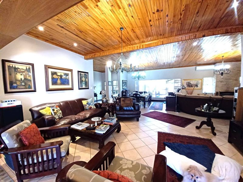 Klein Windhoek - Stunning Family Home... The Ultimate Entertainer’s Dream N$8 350 000 - Photo 10