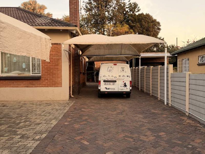 Investment Property with 5 Bachelor Flatlets - Photo 4
