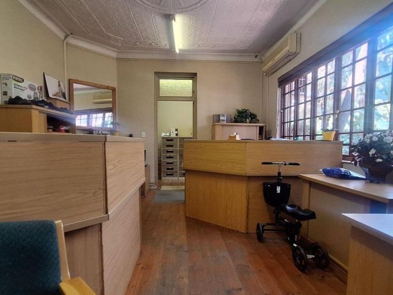 Excellent Multi-let Opportunity, with potential for medical practice - Photo 4