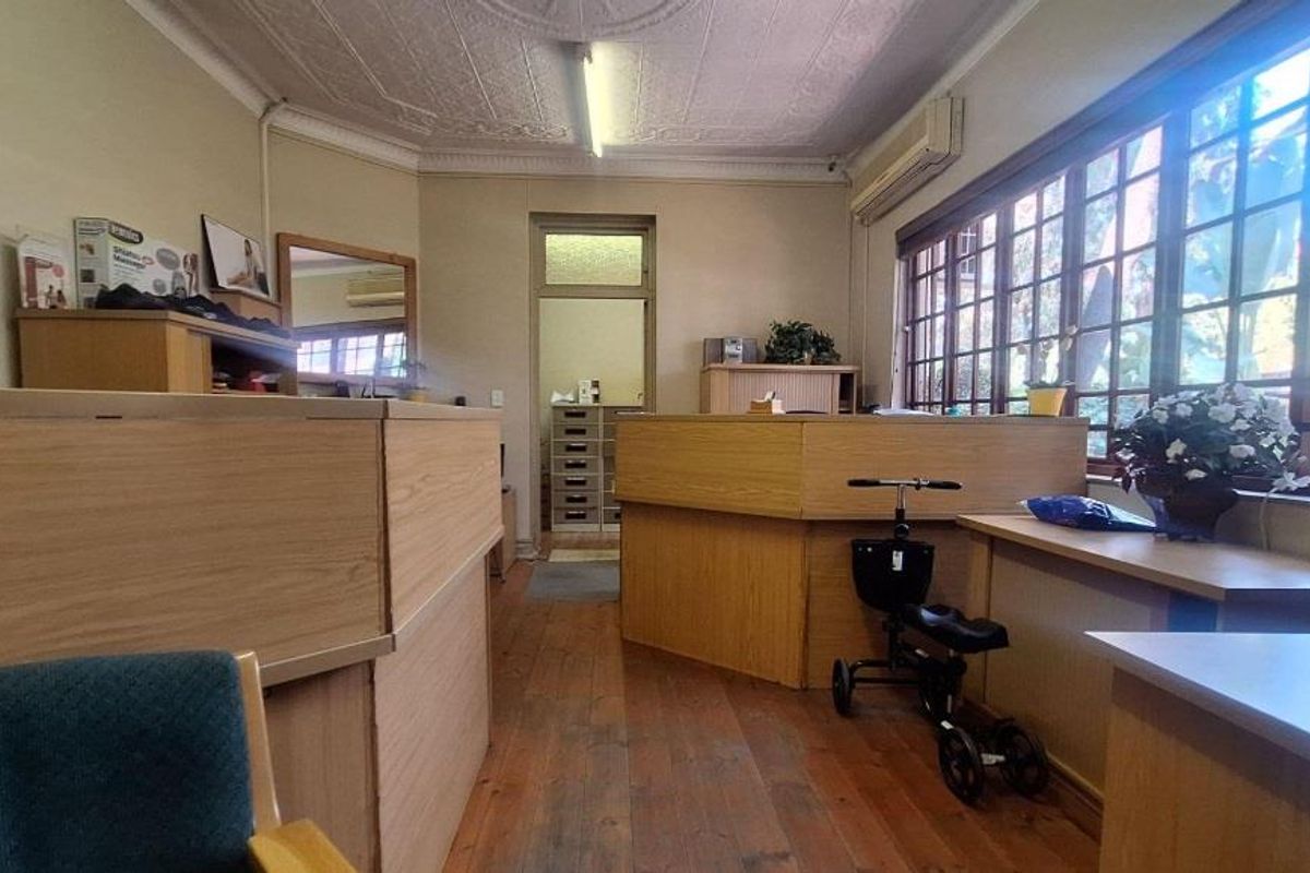 Excellent Multi-let Opportunity, with potential for medical practice - Photo 4