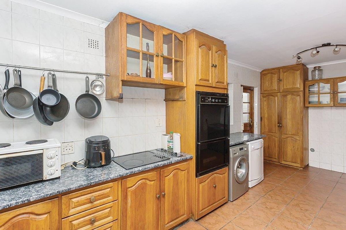 Three Bedroom Home with Entertainment Area and Mancave/Outside Office - Photo 3