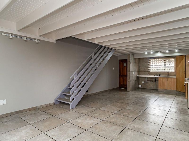 Beautifully Renovated Townhouse in Secure Blue Lakes Estate - Photo 6