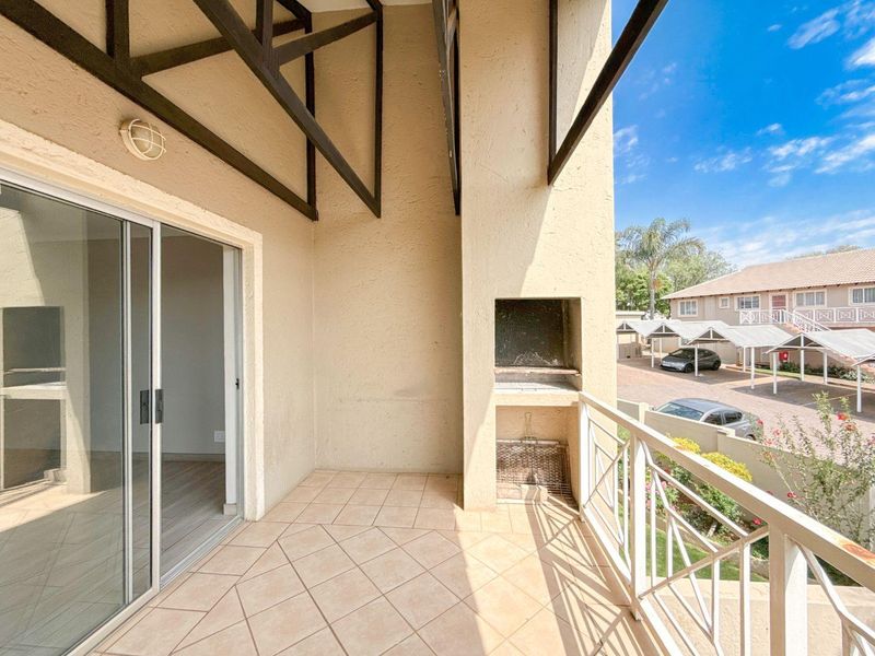 Where Every Sunset Feels Like a Getaway - 3 Bed 2 Bath Upstairs Apartment in Cute Complex - Photo 6