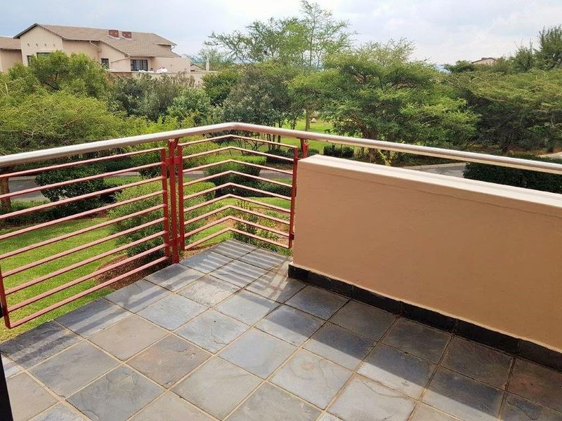 Sunny Double-Volume Apartment in a Prestigious Golf Estate - Photo 4
