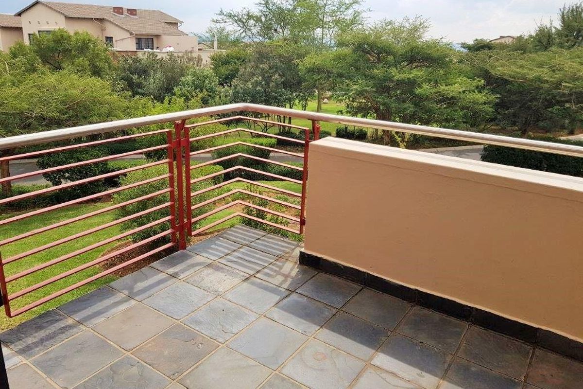 Sunny Double-Volume Apartment in a Prestigious Golf Estate - Photo 4