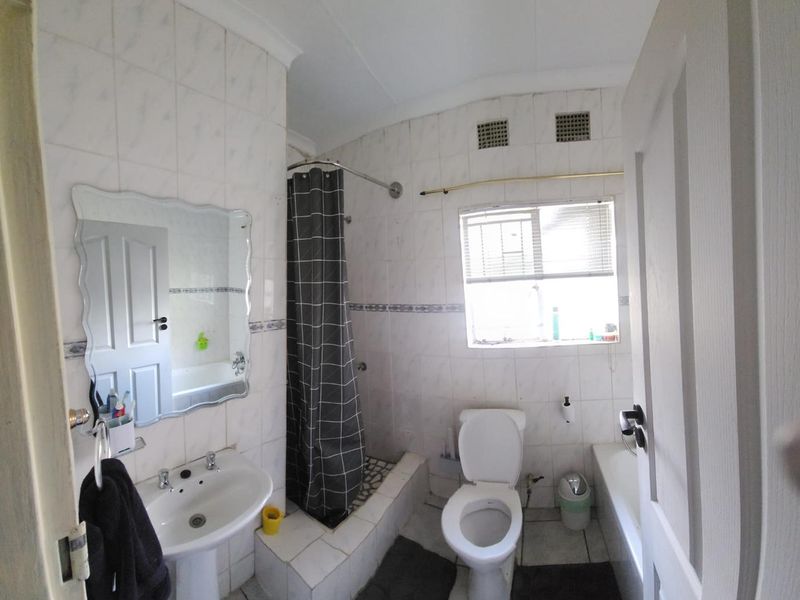 3 bedroom home in an area soon to be enclosed with entertainment+pool area!! - Photo 9