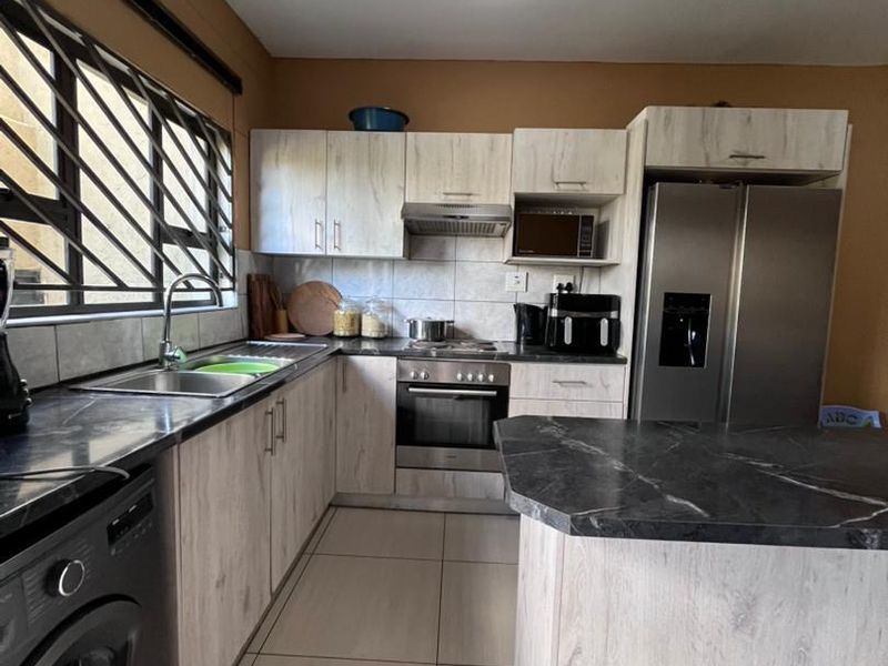 3 Bedroom Townhouse For Sale – Hillary Court, Otjomuise - Photo 7