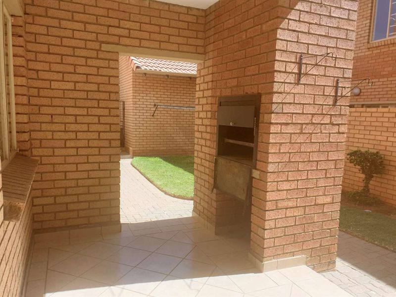 Load-Shedding Free Area - Ground Floor Unit! - Photo 3