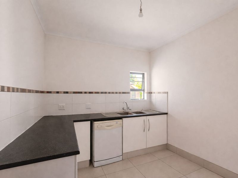 Versatile 7-Bedroom Property with 3 Living Areas, 2 Flats, Rondavel and Borehole - Photo 7