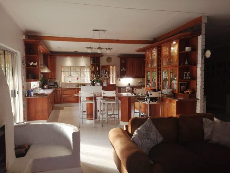 Stunning 4-Bedroom Family Home with Exceptional Entertainment Facilities - Photo 8