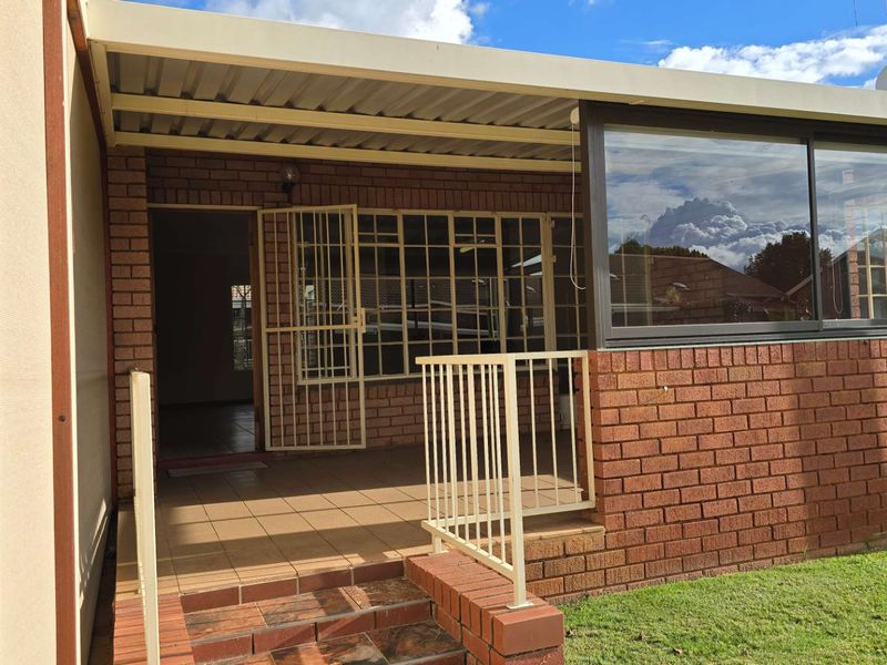 Neat and spacious 2 bedroom retirement home in secure village in Montana park - Photo 2
