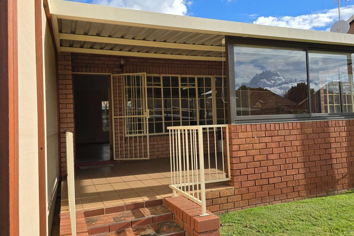 Neat and spacious 2 bedroom retirement home in secure village in Montana park - Photo 2
