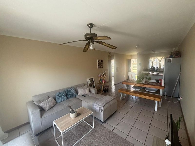 Townhouse for Sale in Secure Complex in Garsfontein. - Photo 2