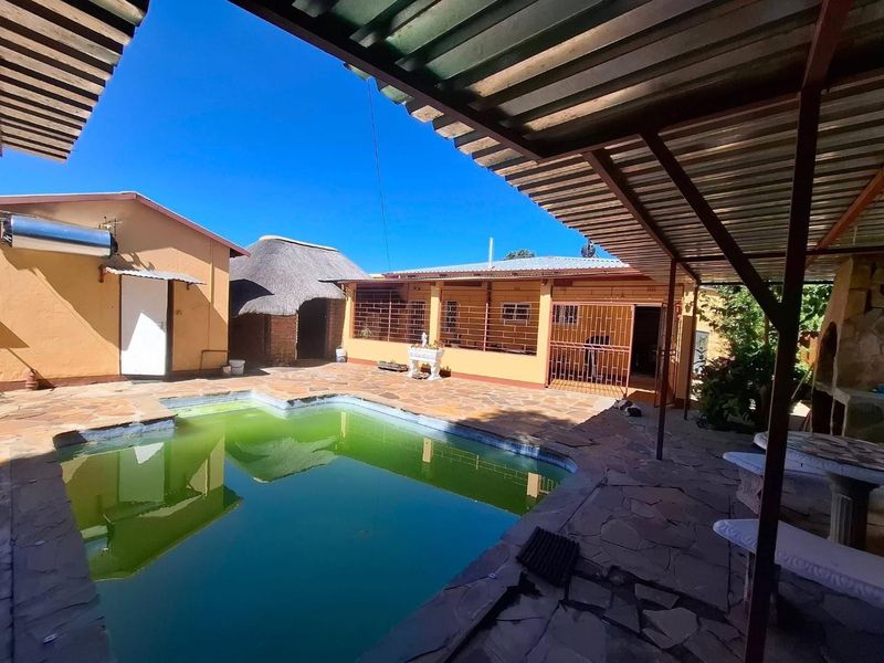 🏡 FOR SALE | Pioneerspark 5 -Bedroom House with 1 bedroom Flat – N$ 3,800,000 (Excl Costs) - Photo 4