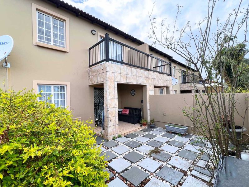 Renovated 3Bedroom Duplex in Secure Complex - Photo 2