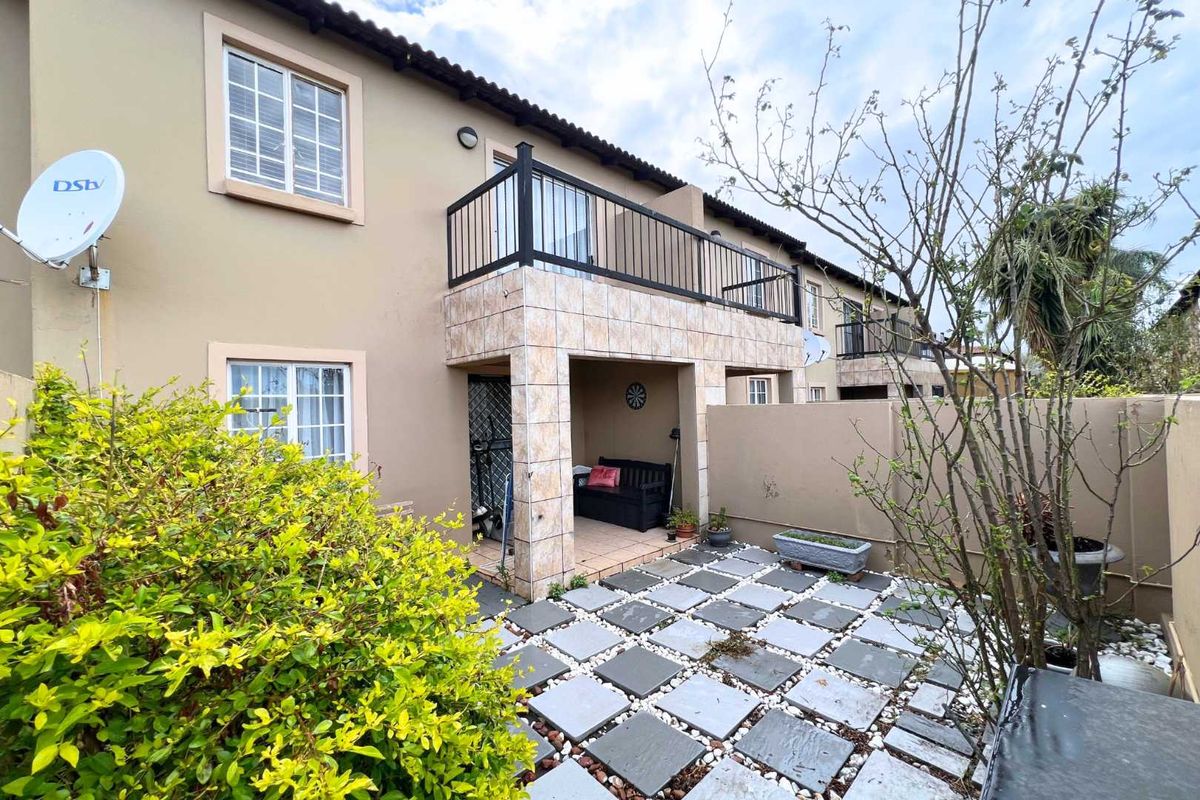 Renovated 3Bedroom Duplex in Secure Complex - Photo 2
