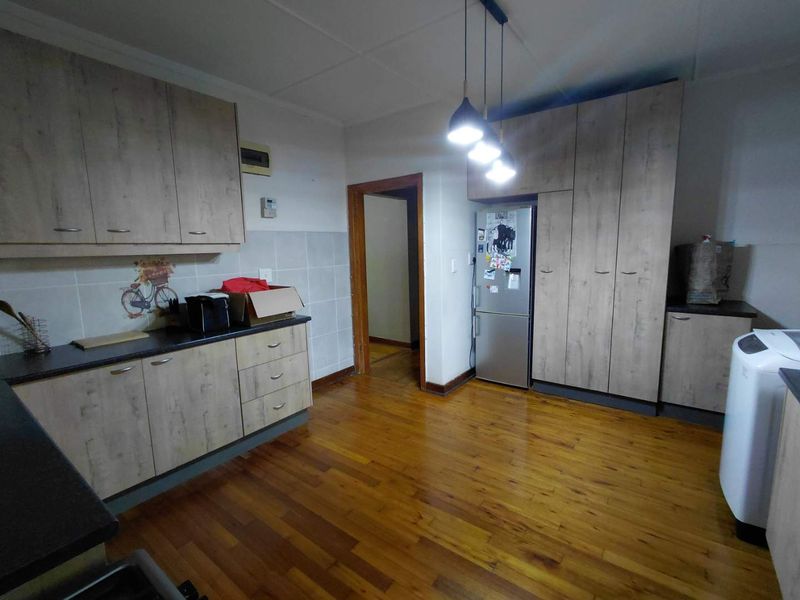 Two homes for the price of one! - Photo 10
