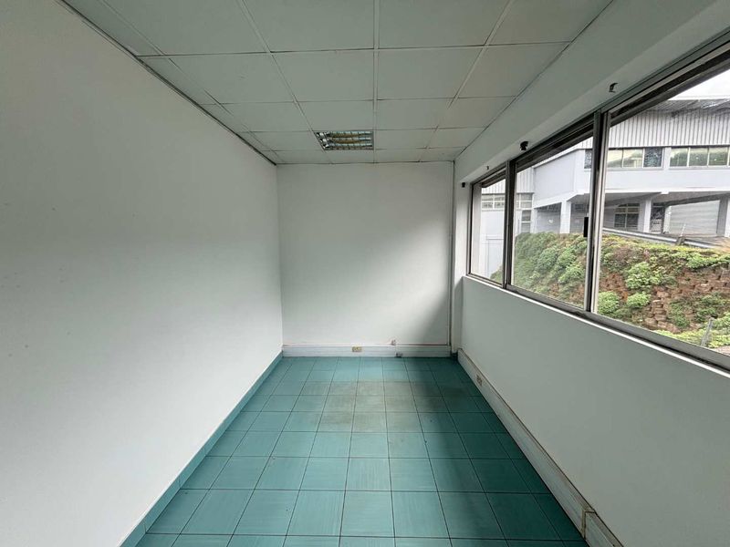 Neat Industrial Unit with Office Component in Secure Business Park - Photo 8