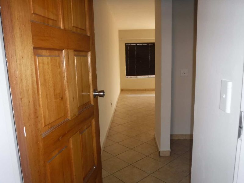 Comfortable 2-Bedroom Apartment with Covered Parking Spot - Photo 3