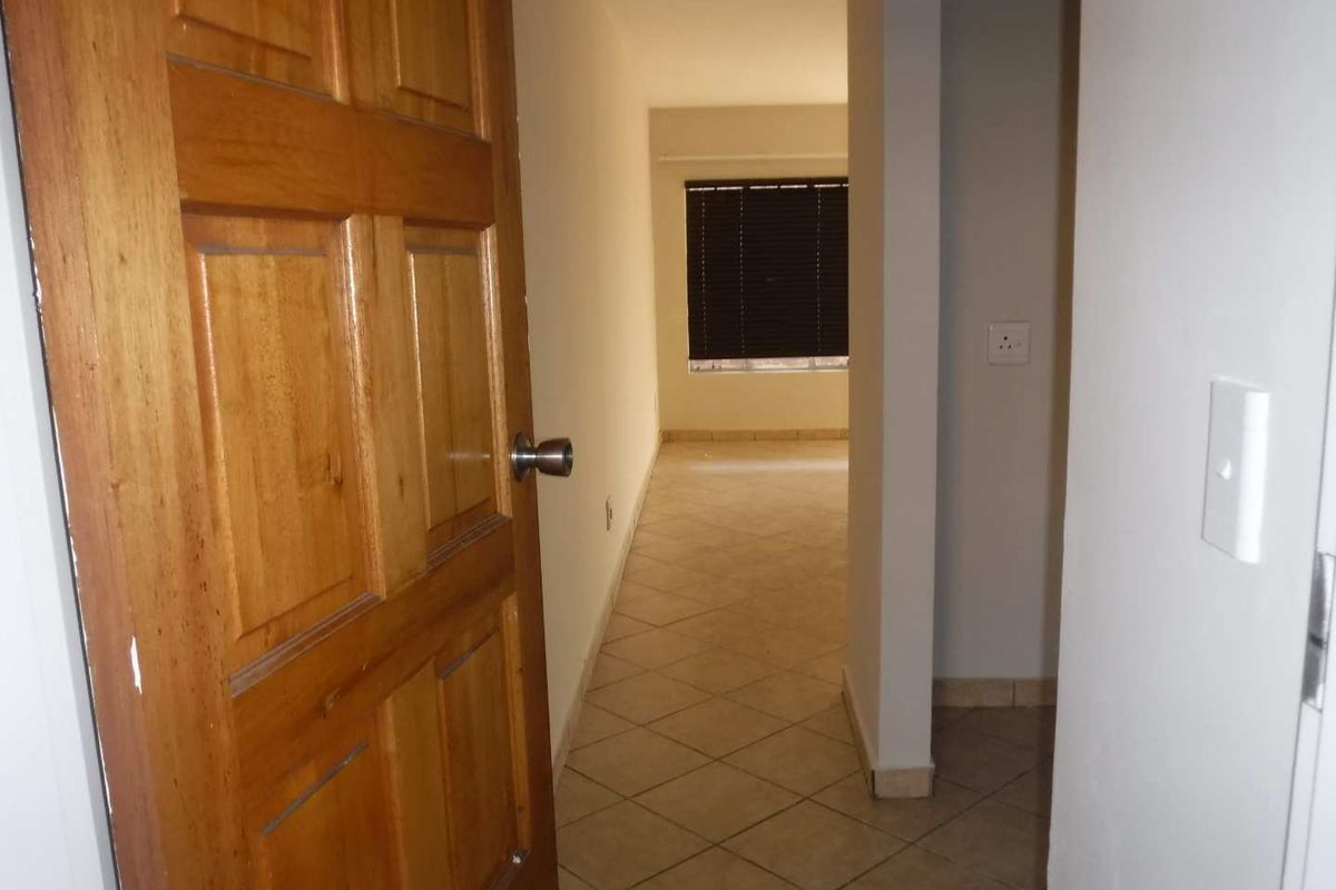 Comfortable 2-Bedroom Apartment with Covered Parking Spot - Photo 3