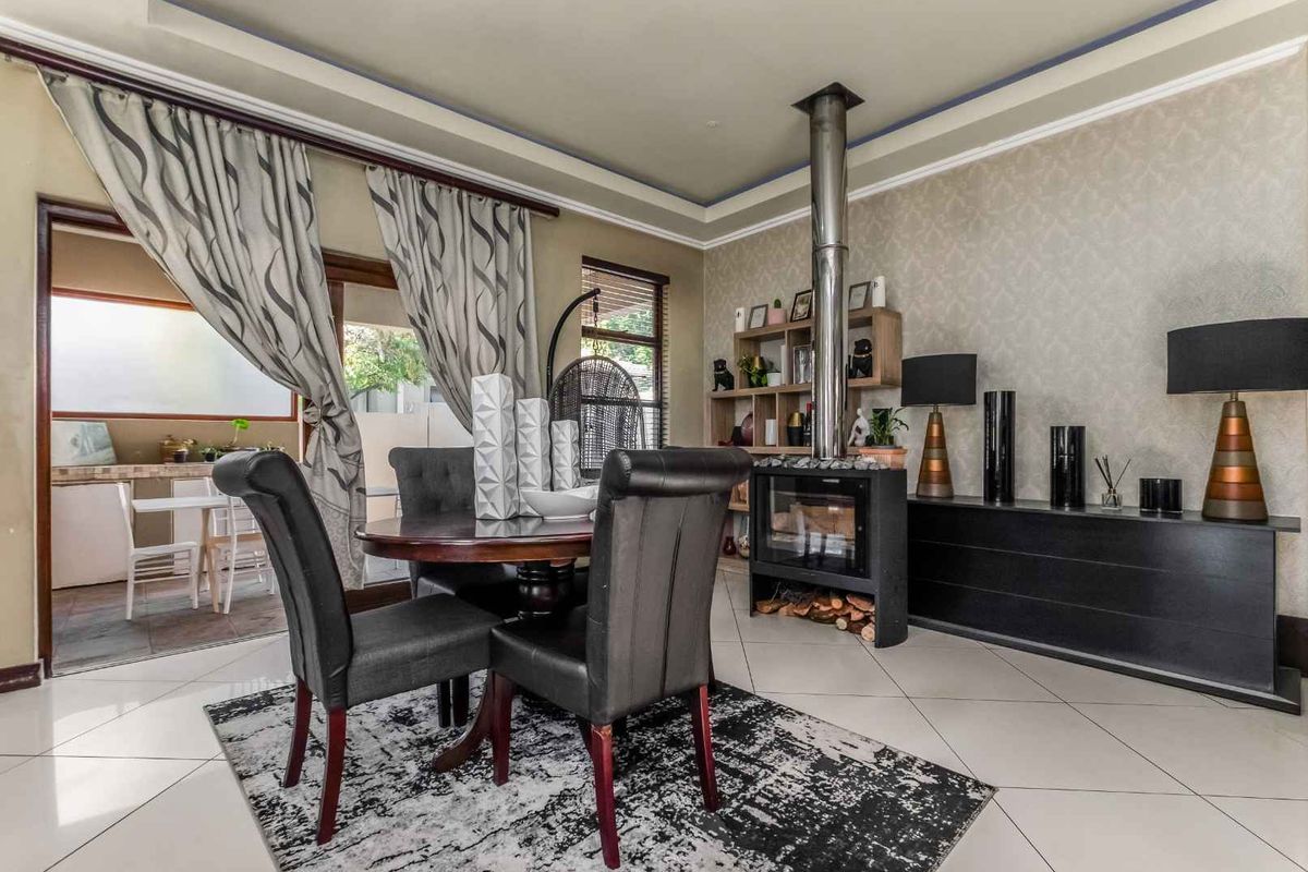 LOVELY SINGLE-LEVEL LIVING IN SOUGHT AFTER ESTATE SITUATED IN THE HEART OF BEVERLEY - Photo 4
