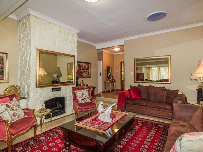 4 Bedroom home with 2 bed thatched flatlet - Photo 5