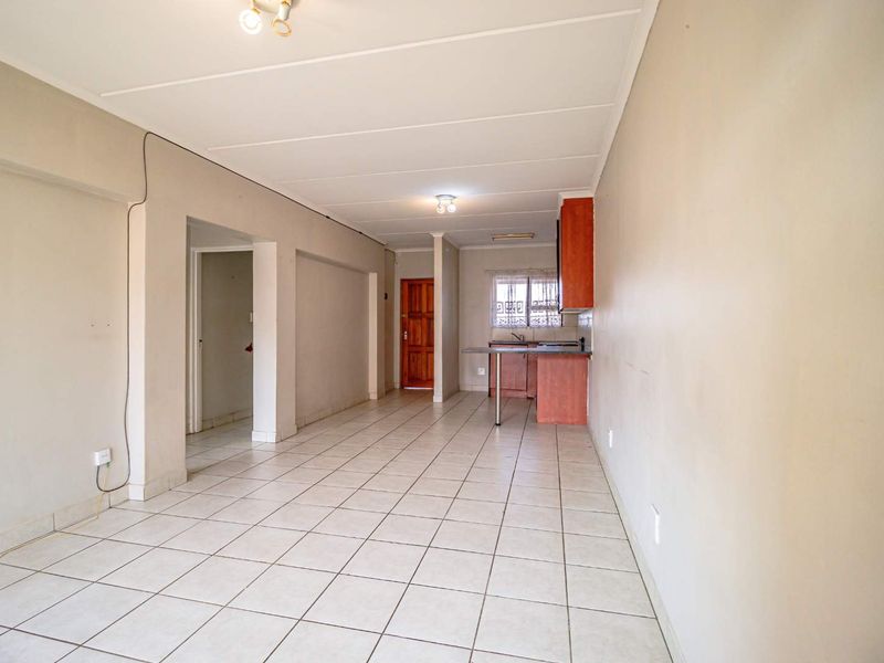 Charming 2-Bedroom Apartment with Excellent Potential - Photo 4