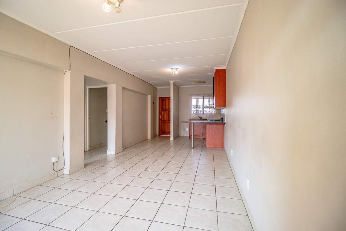 Charming 2-Bedroom Apartment with Excellent Potential - Photo 3