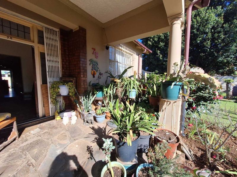 Bright, Spacious Living with Bonus Outbuildings & Garages in Boksburg North - Photo 4