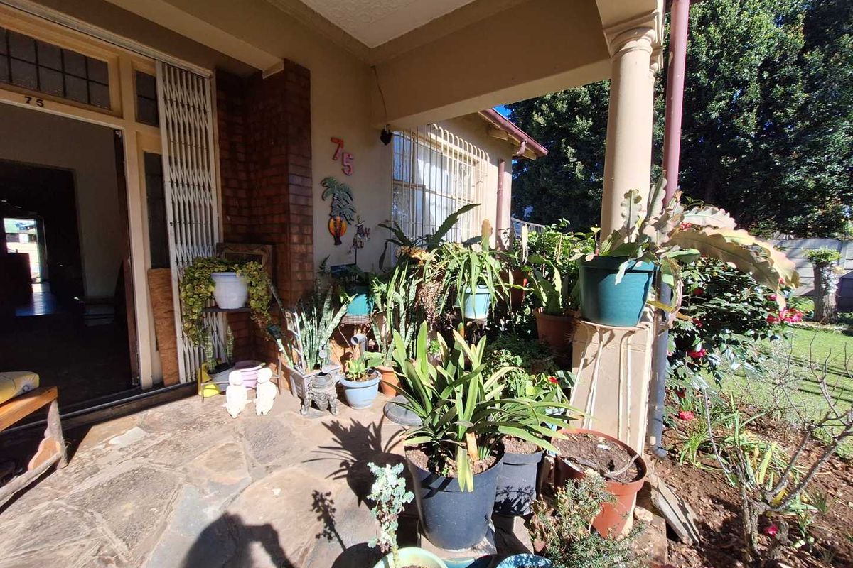 Bright, Spacious Living with Bonus Outbuildings & Garages in Boksburg North - Photo 4