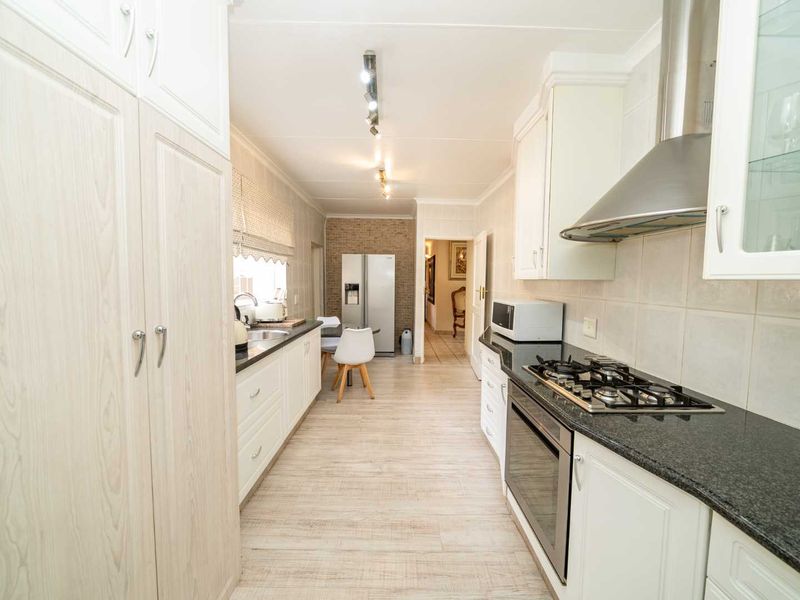 5 Bedroom Family Home with Private 2-Bedroom Guest Wing in Farrarmere - Photo 7