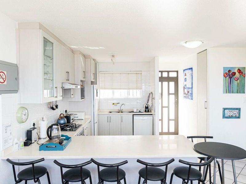 Modern, furnished and on the beach - Photo 7