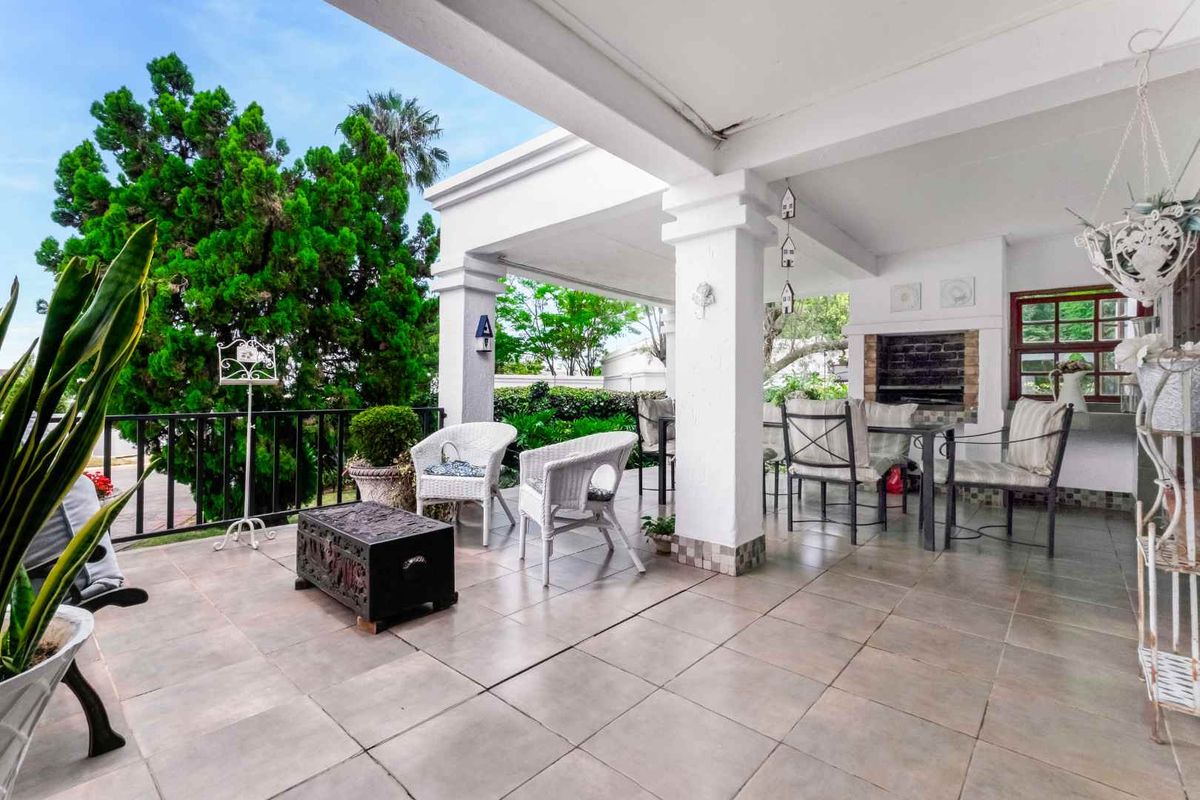 LOVELY SINGLE-LEVEL LIVING IN SOUGHT AFTER FLEETWOOD ESTATE - Photo 2