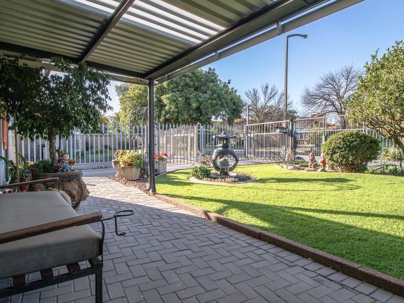 Charming Family Oasis with Pool & Patio in Farrarmere! - Photo 7