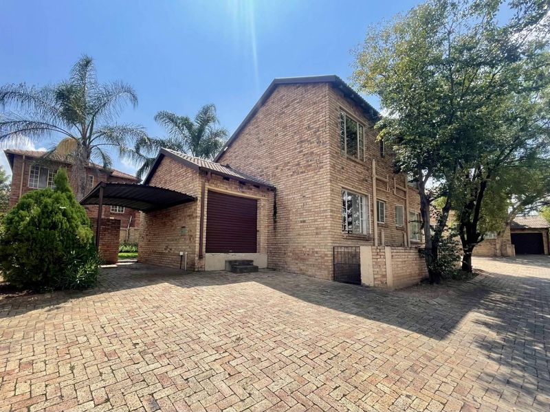 Lock-Up-&-Go Investment Gem in Established Estate | 2-Bed + Loft - Photo 2