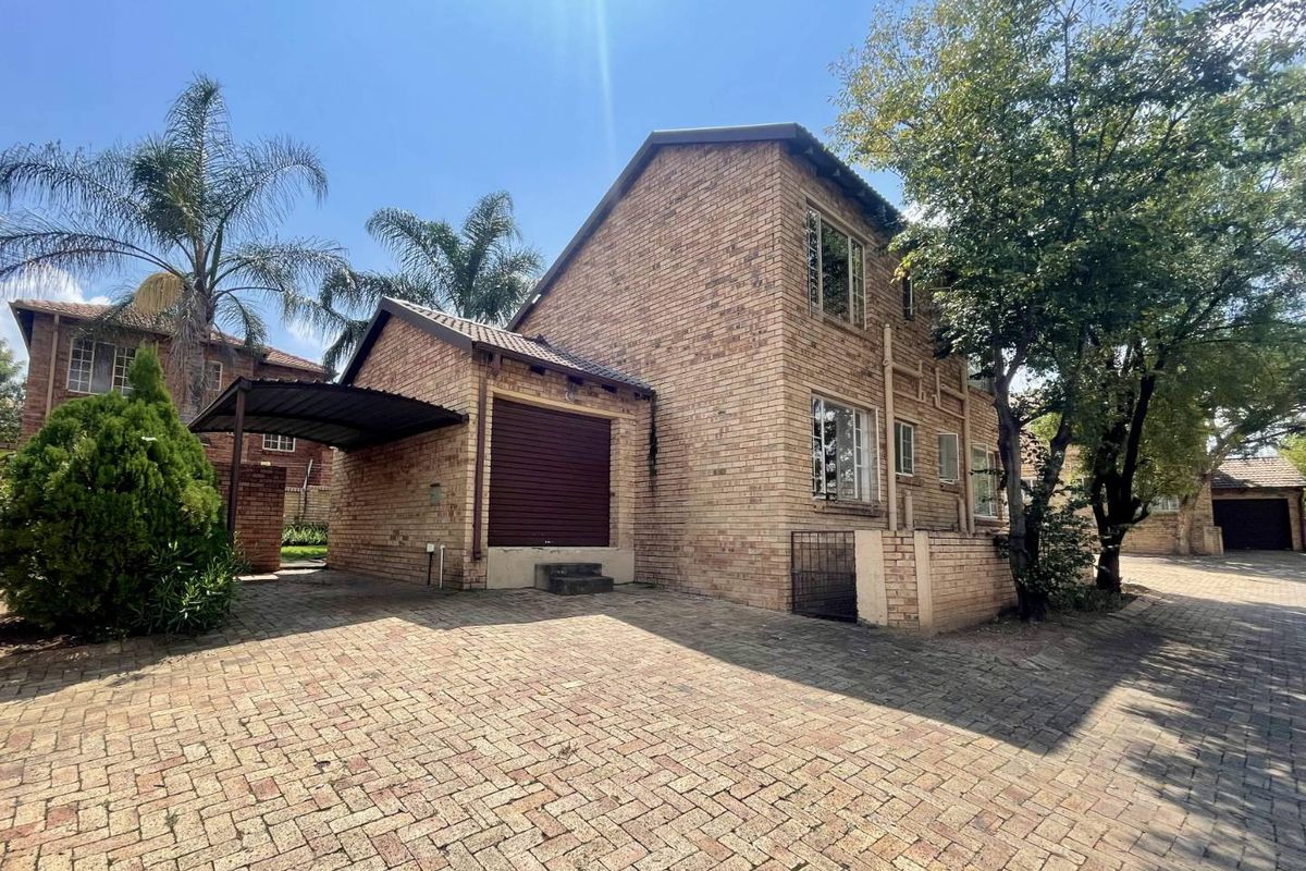 Lock-Up-&-Go Investment Gem in Established Estate | 2-Bed + Loft - Photo 2
