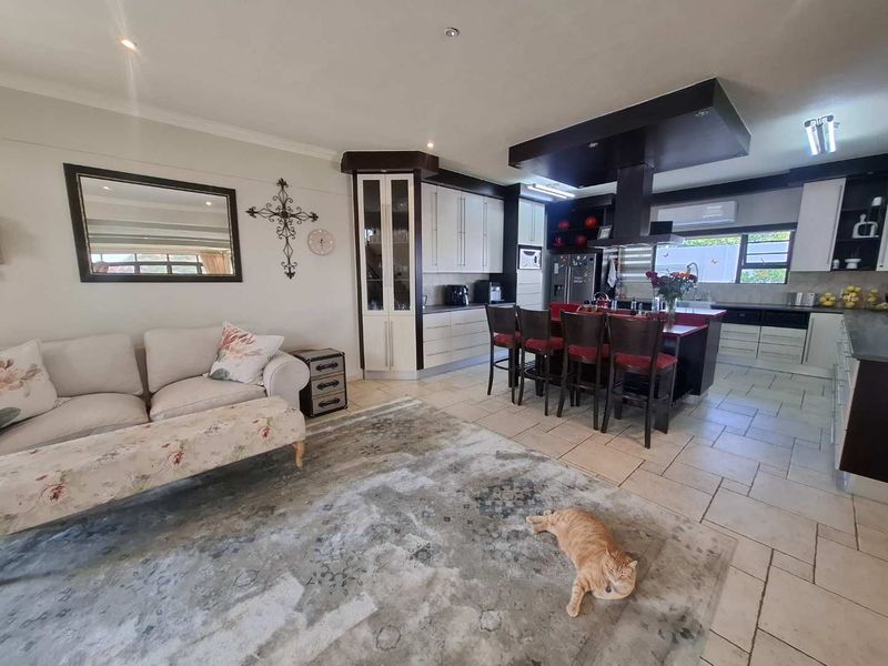 Exceptional home with breathtaking views - Photo 7