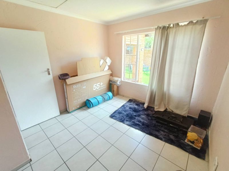 BEAUTIFUL TOWNHOUSE FOR SALE IN SECURE COMPLEX!!!! - Photo 10