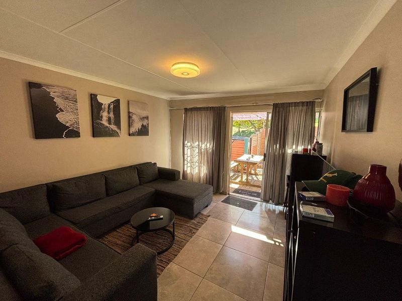 Priced to sell - two bedroom townhouse in Erasmuskloof - Photo 4