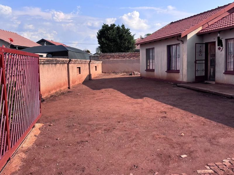 SPACIOUS 3 BEDROOM HOME - Photo 3